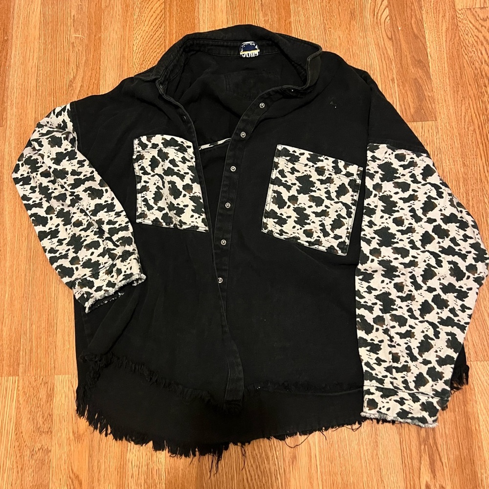 Arula cow 🐄print button up !! 🤍
